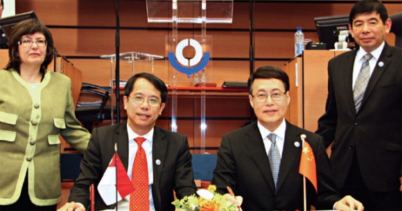 Director-General of Singapore Customs Fong Yong Kian and Vice Minister of the General Administration of China Customs Sun Yibiao (both seated), signed the China-Singapore MRA at the WCO Council Sessions in June 2012. The signing was witnessed by Chairperson of the WCO Council and Chairman of the Revenue Commissioners of Ireland, Josephine Feehily and WCO Secretary-General   Kunio Mikuriya.